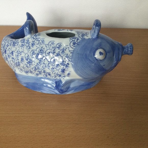 Vintage Chinese blue & white porcelain fish jar vase figurine - Picture 1 of 7